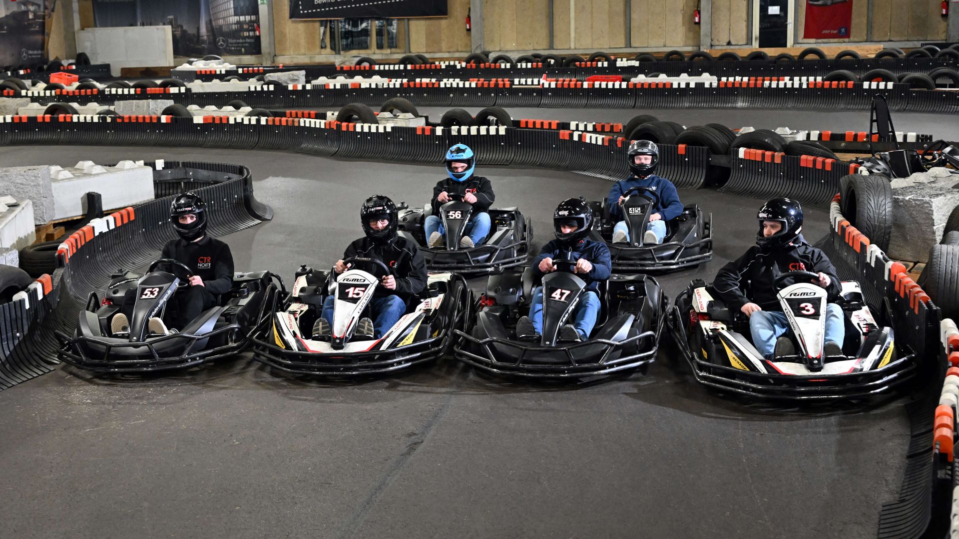 6 Person beim Cart fahren